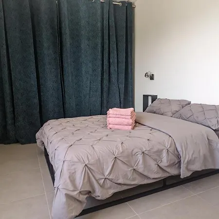 3 Pieces Dans Avec Piscine