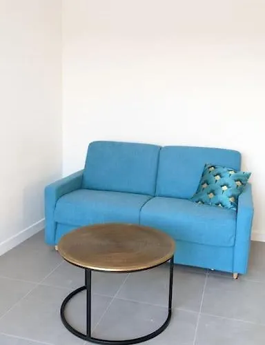 3 Pieces Dans Avec Piscine 尼斯