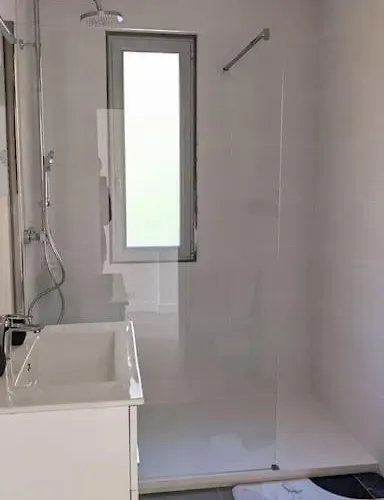 3 Pieces Dans Avec Piscine
