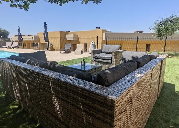3 Pieces Dans Avec Piscine Nizza