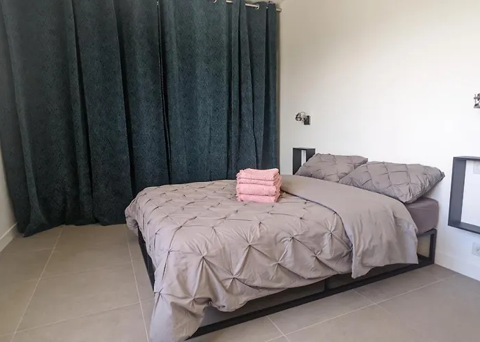 3 Pieces Dans Avec Piscine