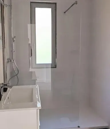 3 Pieces Dans Avec Piscine